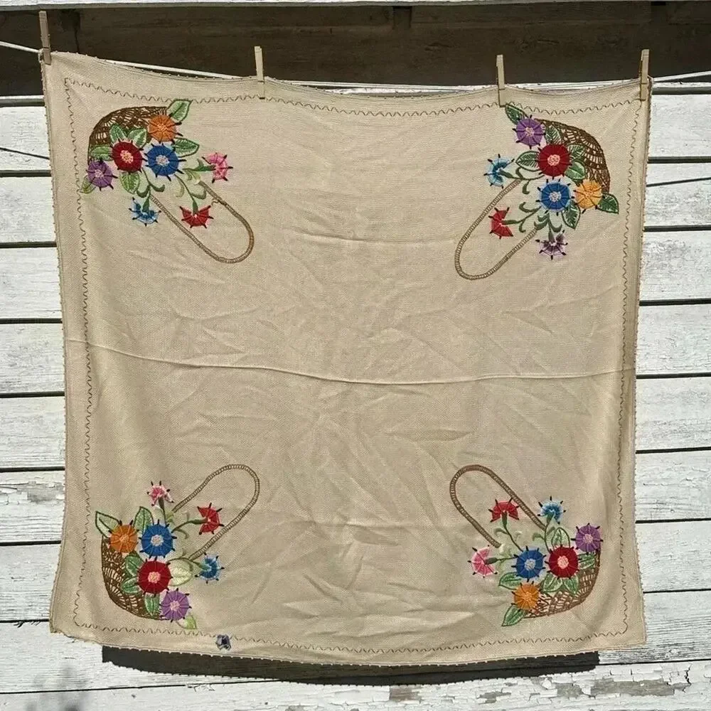 Vintage embroidered tablecloth baskets on each corner measurements are‎ 40”43”